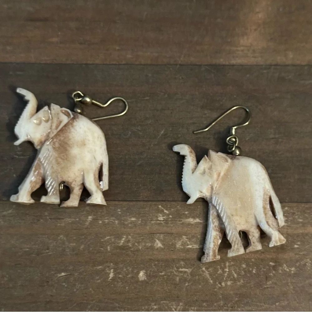 Vintage carved bone elephant dangle earrings - Picture 4 of 5
